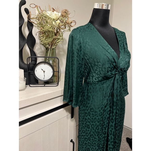 Gorgeous Modest H&M Green Dress - Picture 3 of 3